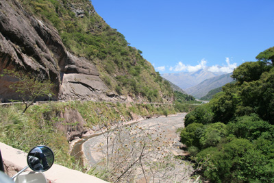 001 IMG_6695 The road to Cachi huggs the cliff.jpg